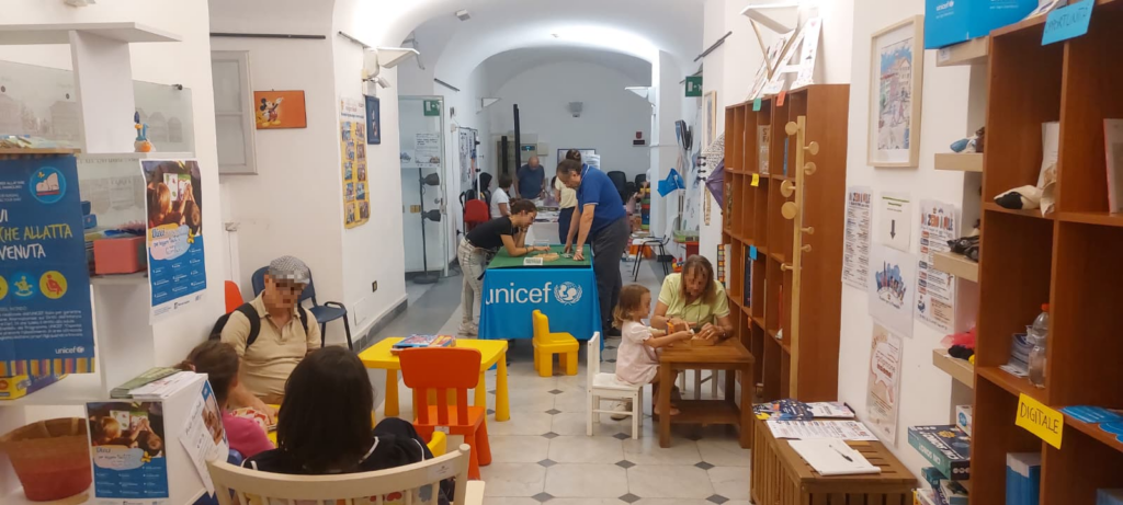 Festa dei Nonni a Genova: nonni e nipoti giocano a giochi da tavolo al Centro per le Famiglie